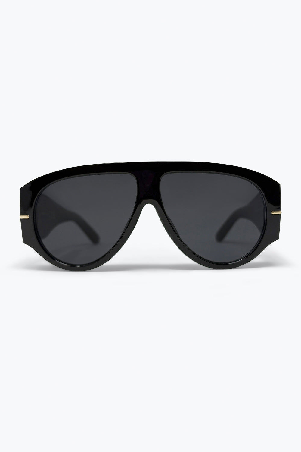 Óculos de Sol Aviador com Armação Preta Oversized e Acabamento Dourado
