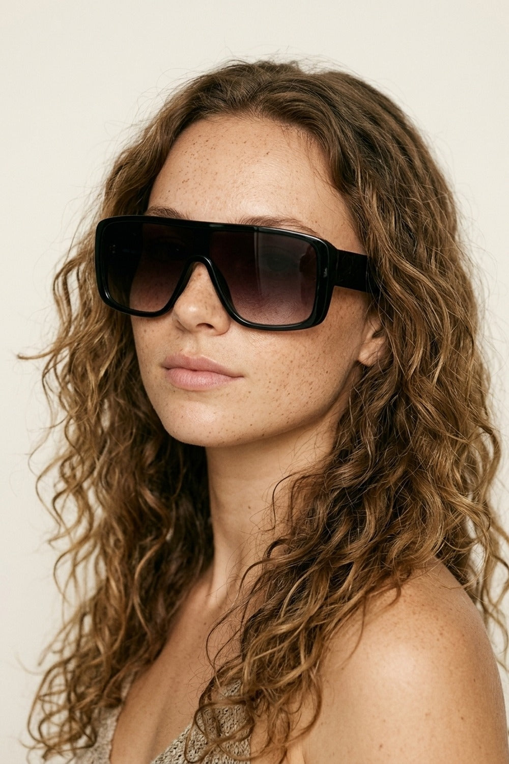 Óculos de Sol com Lentes em Degradê e Armação Preta Oversize Shield
