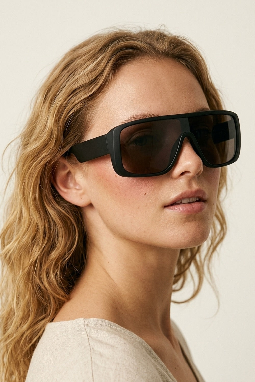 Óculos de Sol Estilo Viseira com Armação Escudo Oversized Preto com Lentes em Degradê