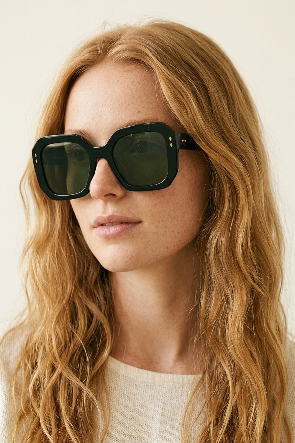 Óculos de sol quadrados oversized com tachas douradas geométricas pretas de acetato