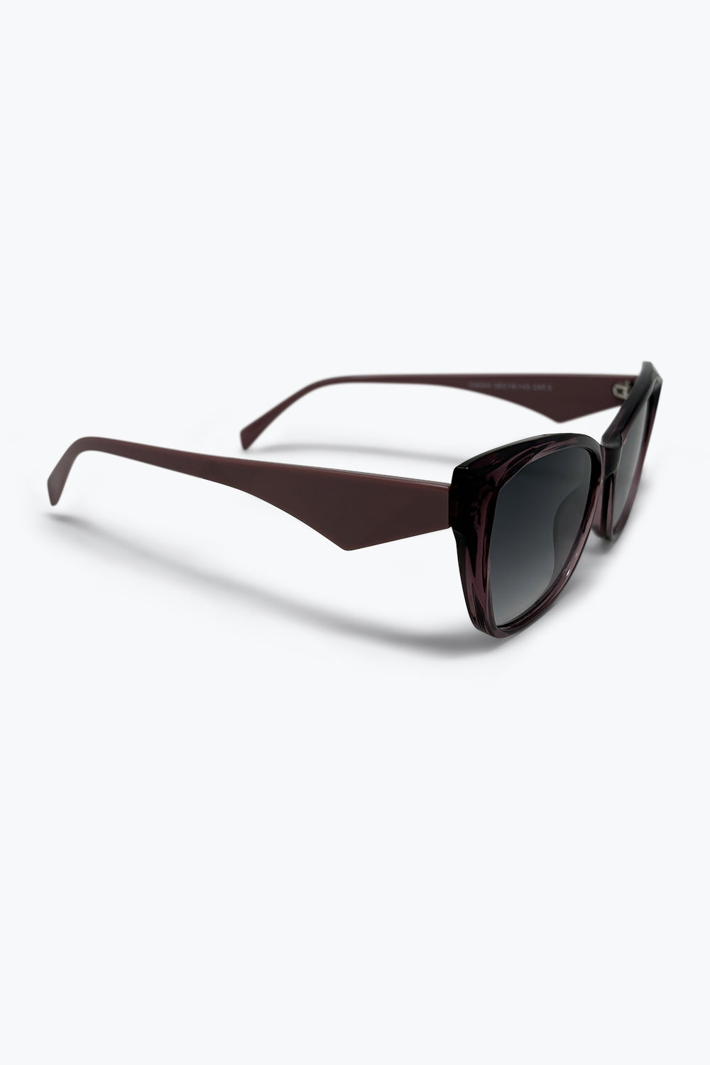 Óculos de Sol Oversize com Armação Olho de Gato e Lentes em Degradê Borgonha