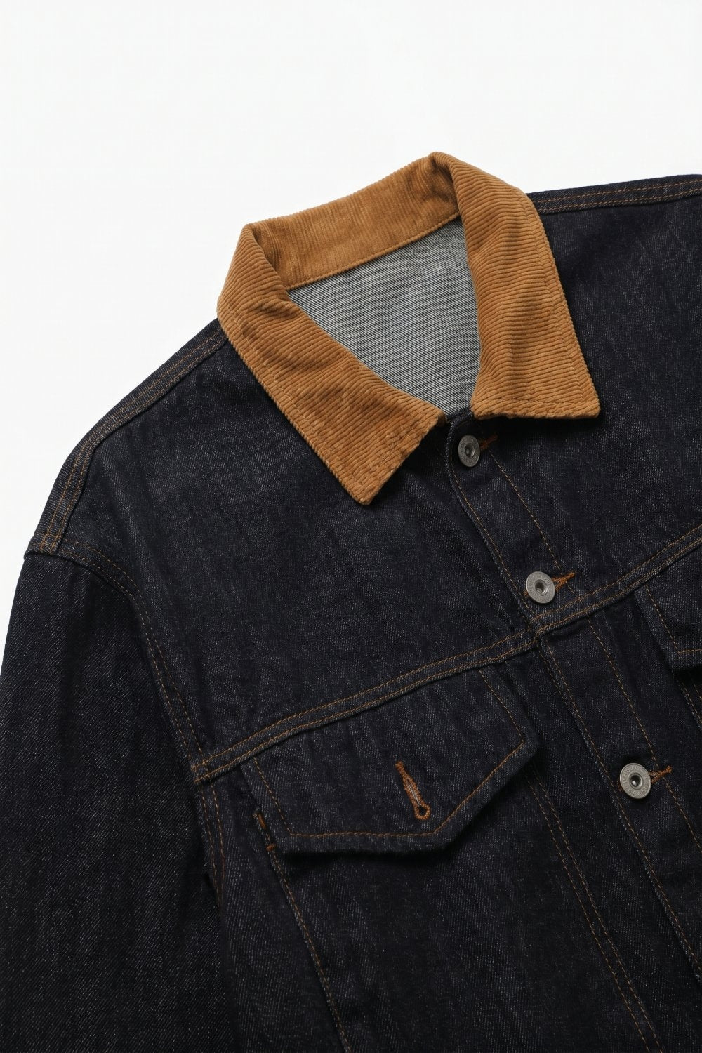 Jaqueta Ajustada Azul Denim com Gola de Veludo Cotelê e Botões na Frente