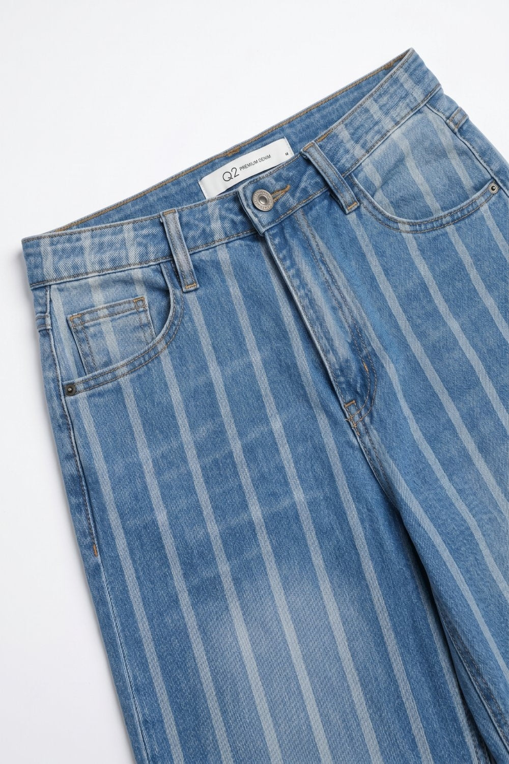 Jeans Azul de Lavagem Média com Design de Listras e Barra Desfiada