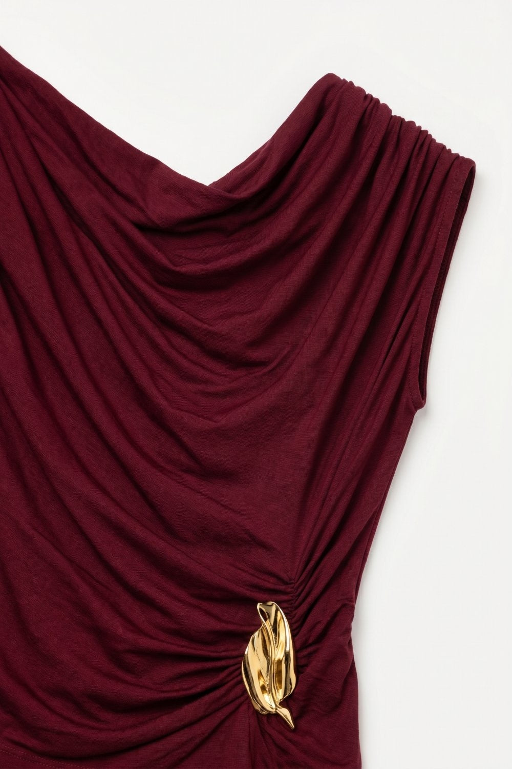 Top de viscose leve na cor borgonha com detalhe dourado e sem mangas drapeadas