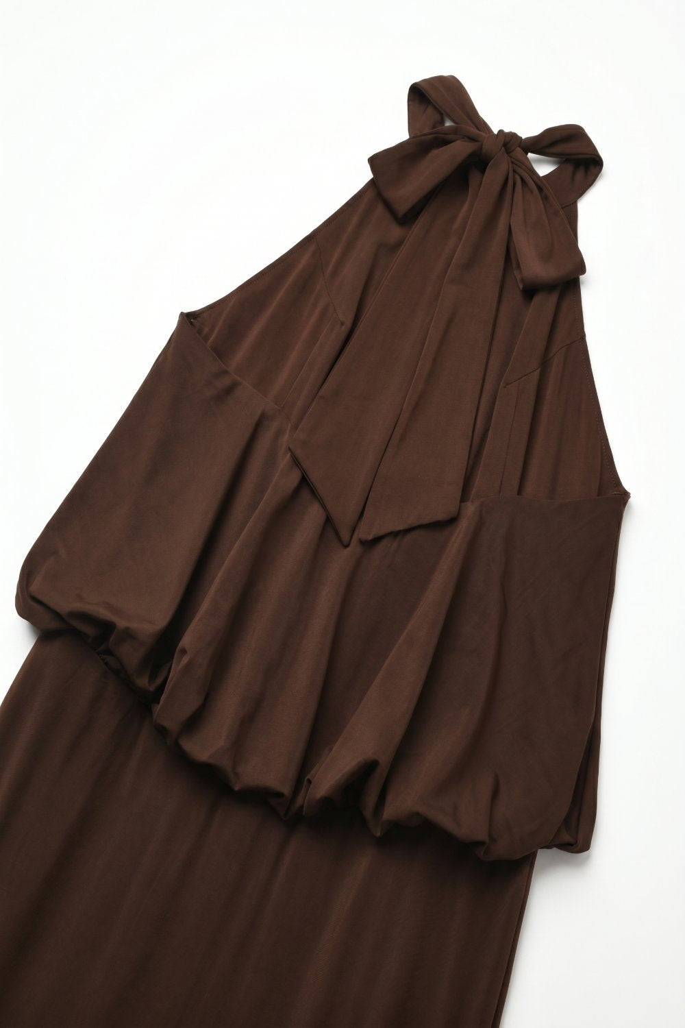 Vestido Maxi de Pescoço Halter em Tecido Macio e Elástico na cor marrom