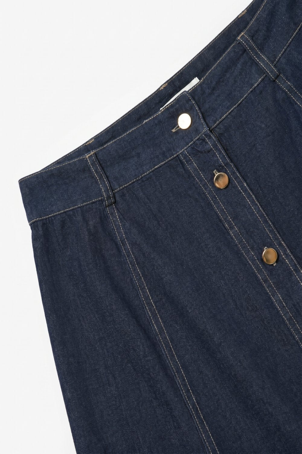 Saia midi em denim azul escuro com costura contrastante e botões frontais em linha A