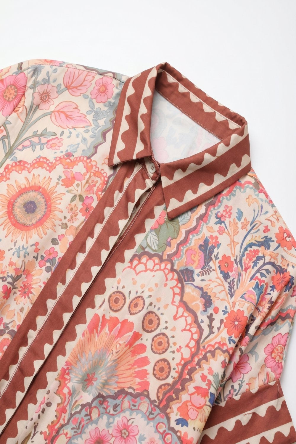Camisa de Tecido Leve com Estampa Floral Multicolorida e Acabamento Contrastante