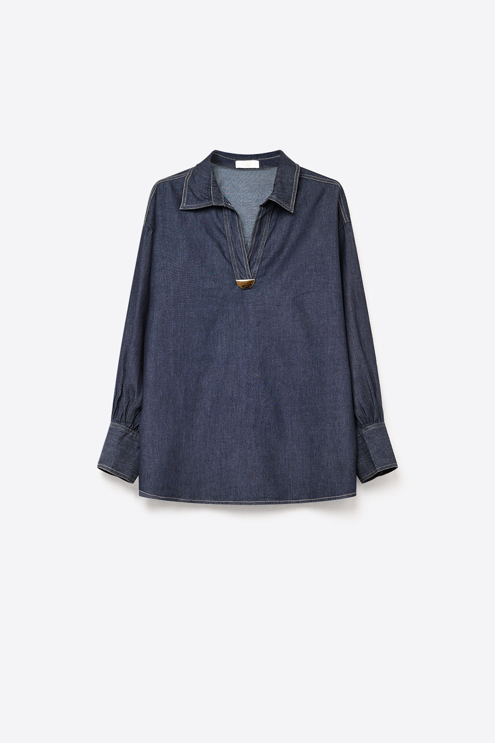 Camisa com Gola V e Detalhe em Ouro em Tecido Jeans Leve