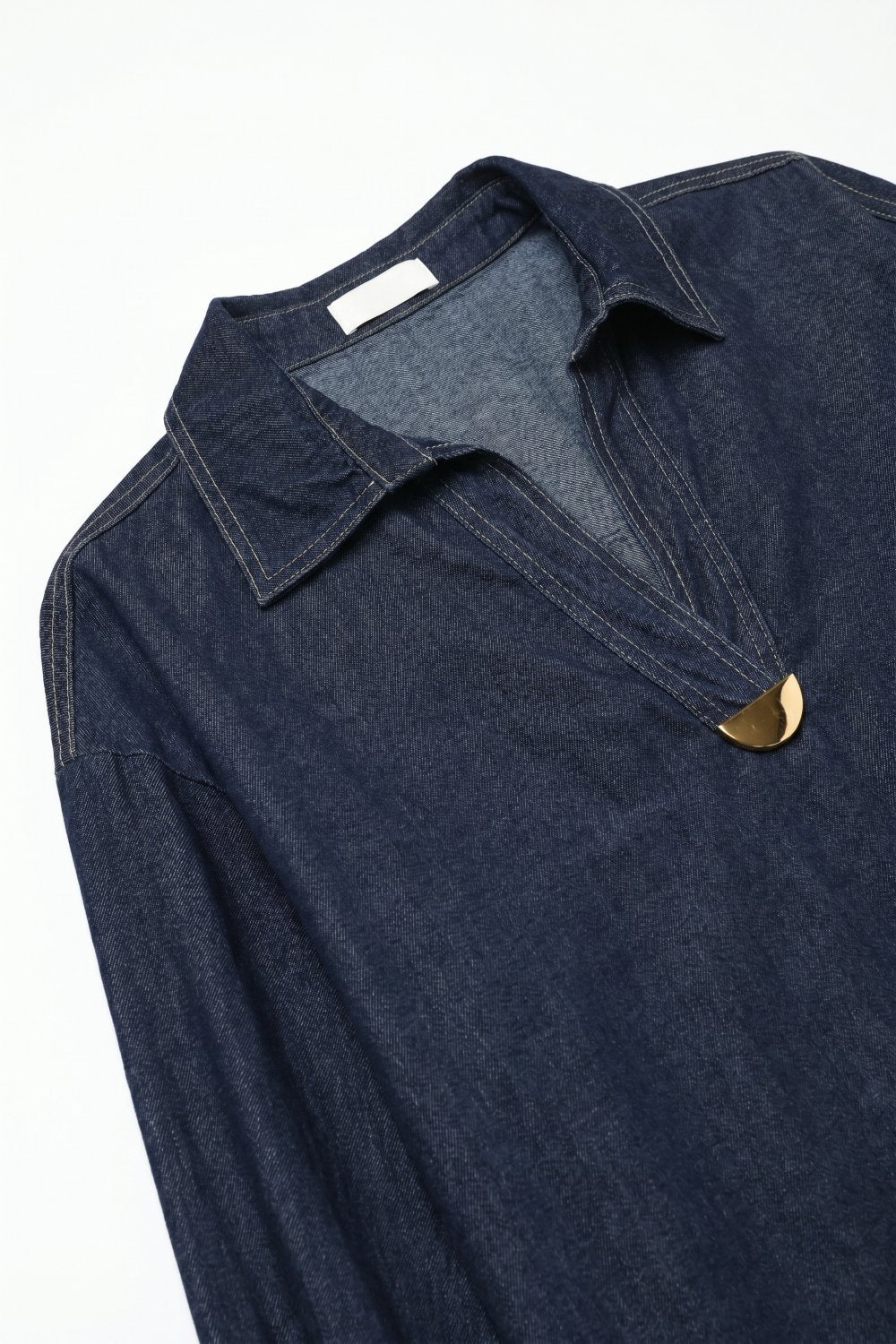 Camisa com Gola V e Detalhe em Ouro em Tecido Jeans Leve