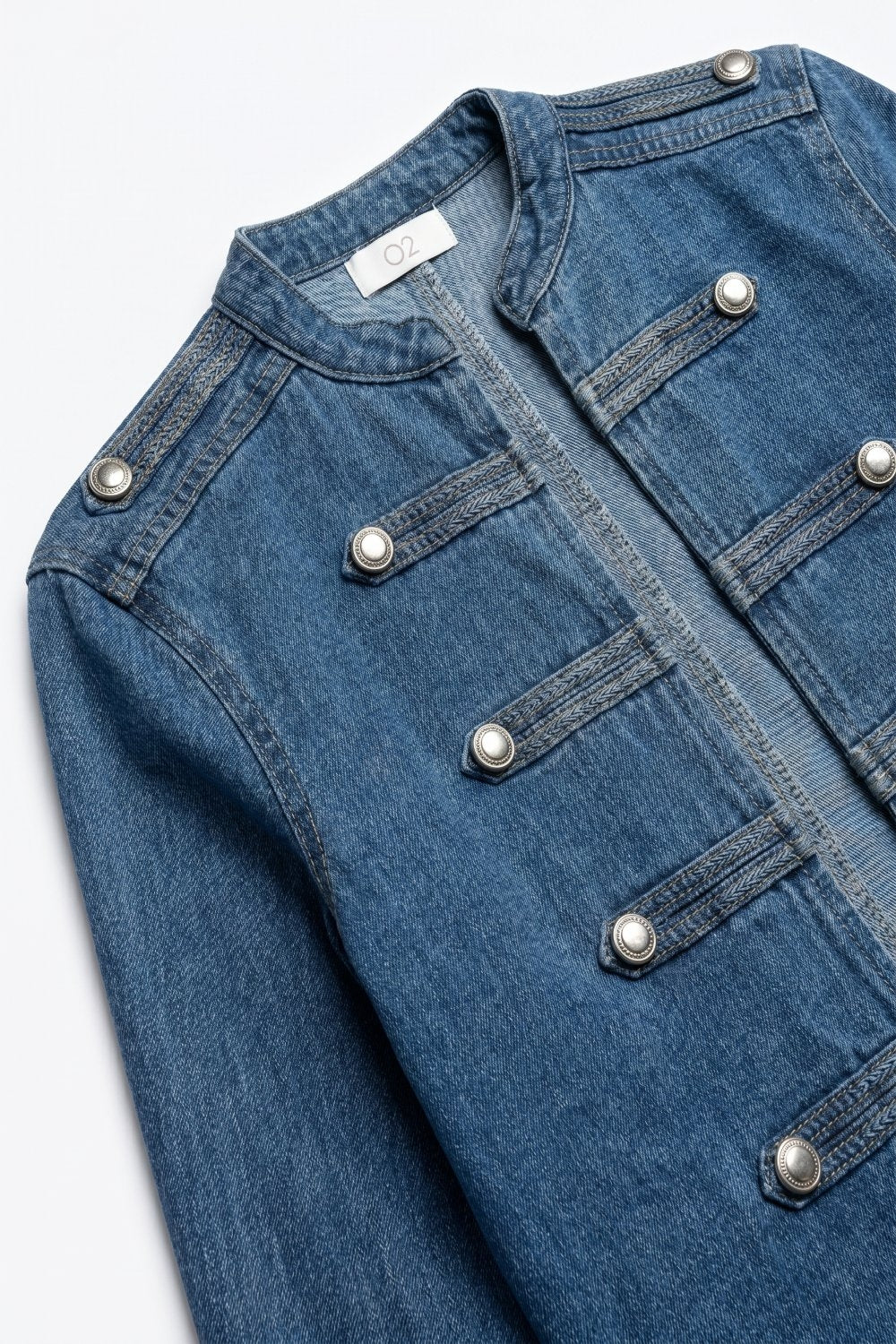 Jaqueta Cropped de Botões Militares em Denim Azul Rígido Sem Elasticidade