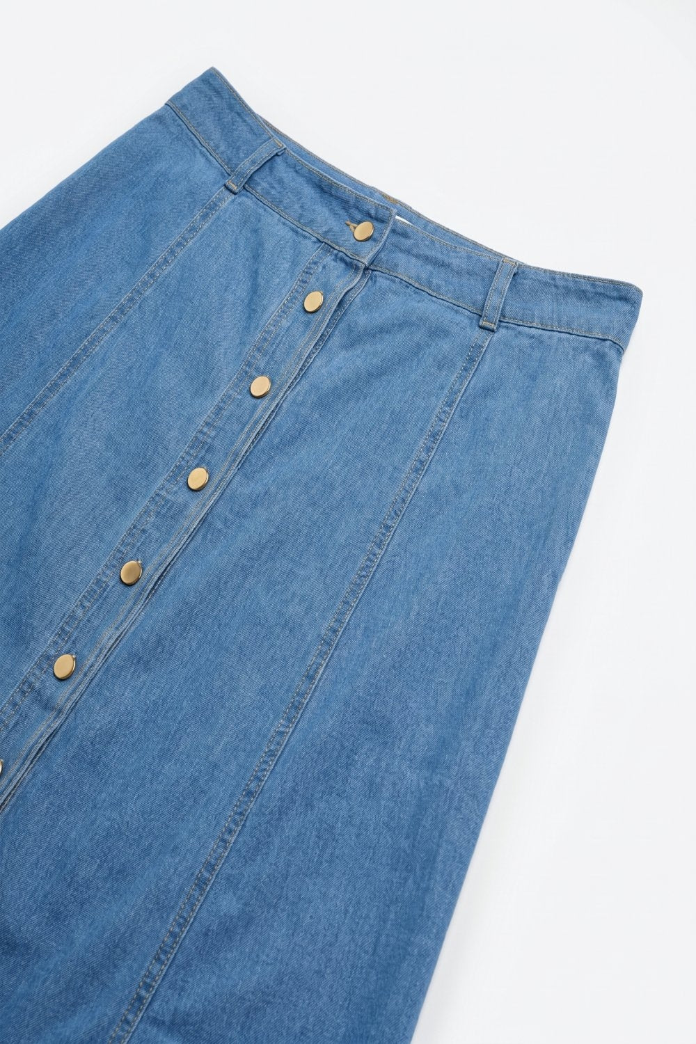 Saia midi de denim azul claro com costura contrastante e frente com botões em linha A