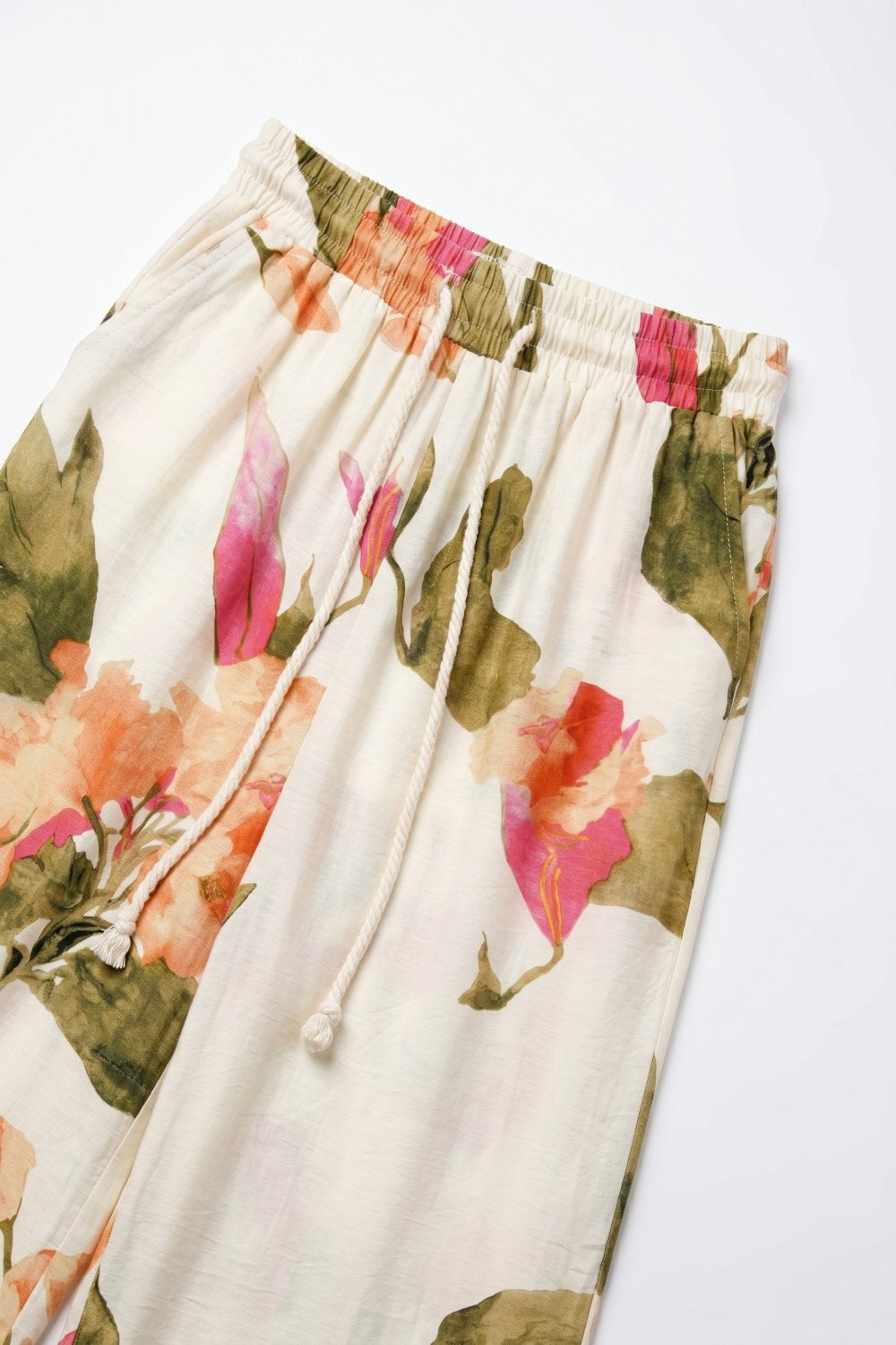 Calças largas com estampa floral em creme e cintura elástica
