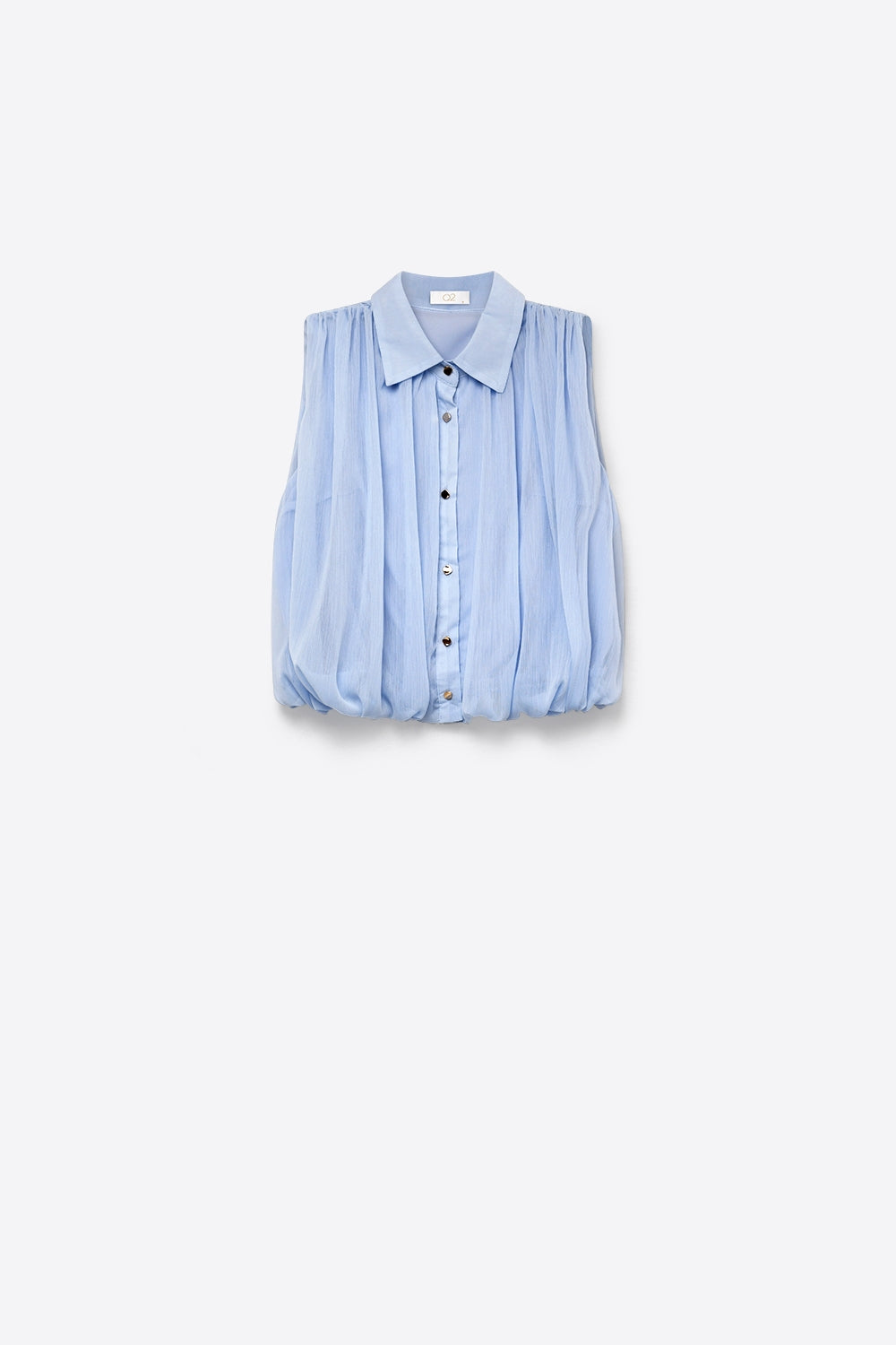 Blusa sem mangas plissada em chiffon azul claro com botões frontais corte regular
