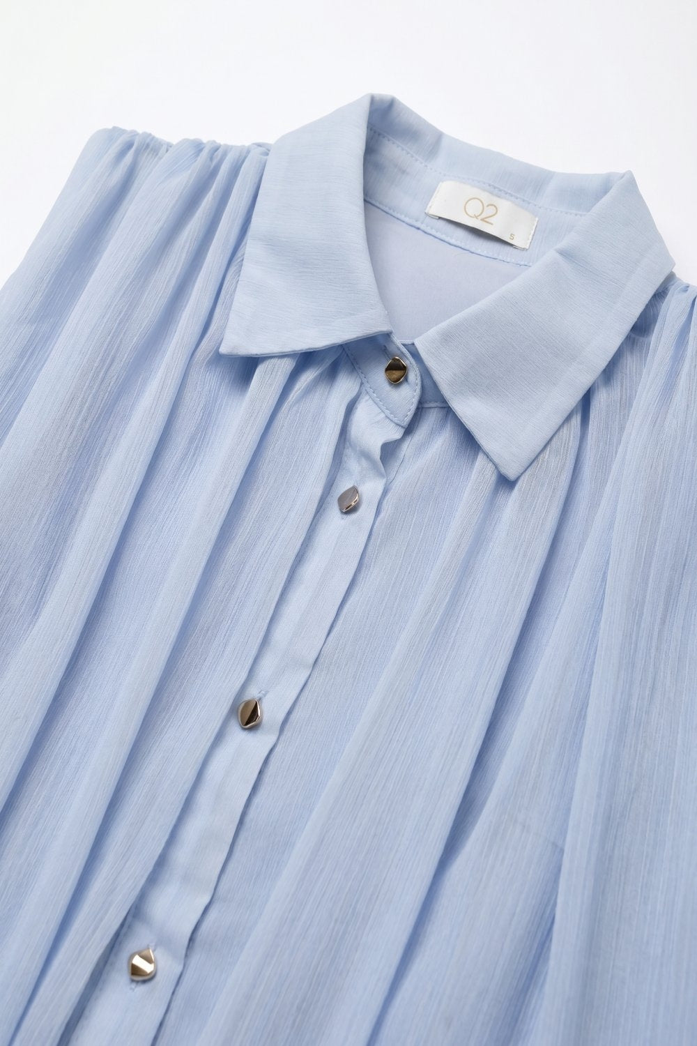 Blusa sem mangas plissada em chiffon azul claro com botões frontais corte regular
