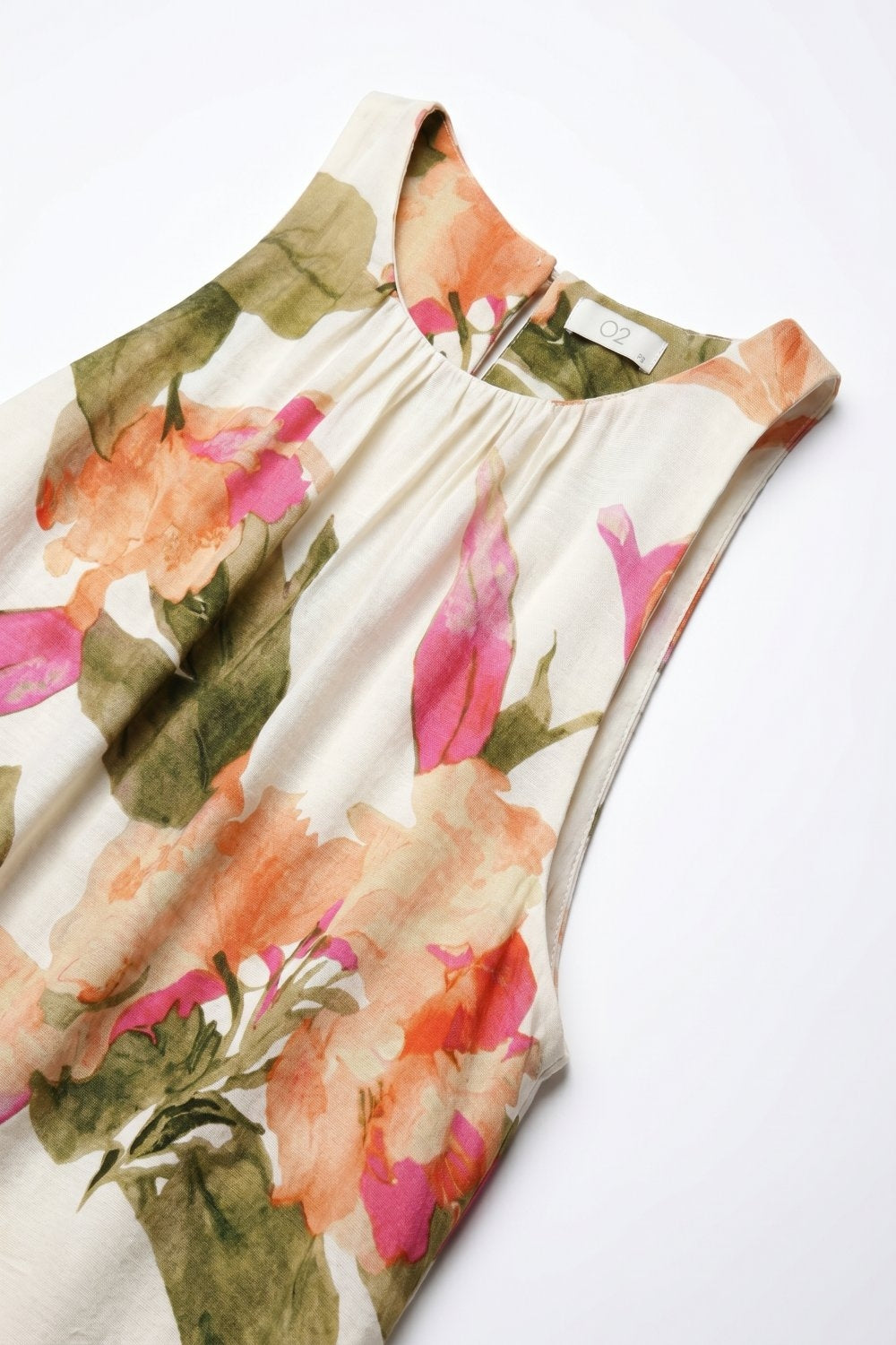 Vestido maxi sem mangas tecido leve estampa floral creme corte descontraído