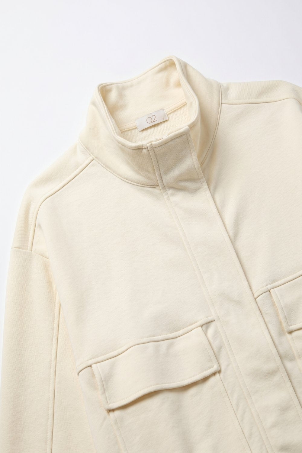 Jaqueta Bomber de Viscose Creme com Gola Alta e Bolsos Frontais de Caimento Relaxado