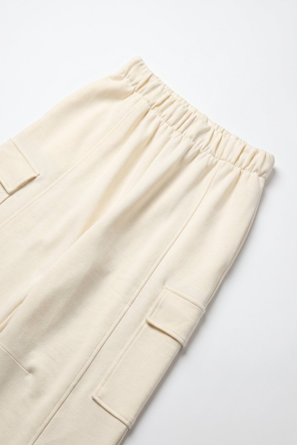 Calças Largas com Bolsos Cargo na Cintura Elástica de Viscose Creme