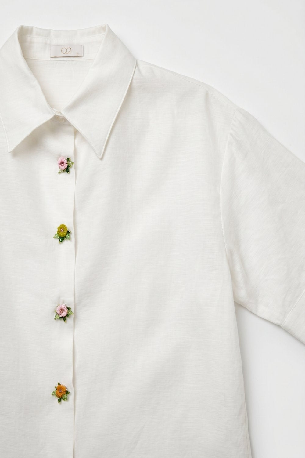 Camisa Branca de Tencel com Botões de Flor de Joia