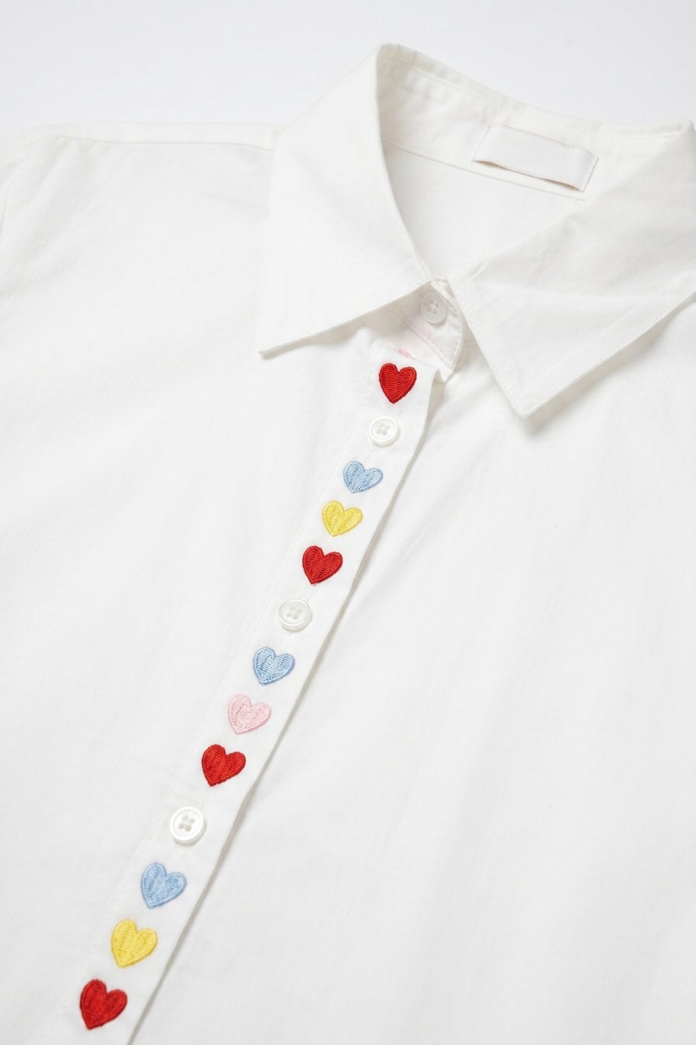 Camisa Branca com Bordado de Coração na Frente com Botões