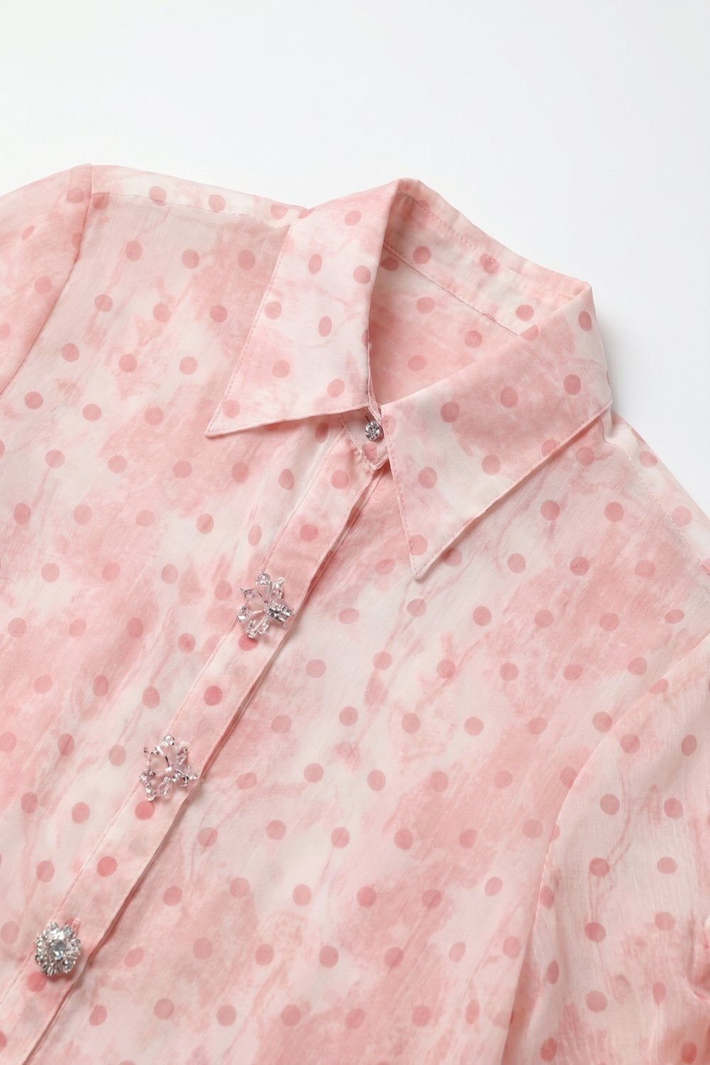 Camisa de Chiffon Rosa Claro com Poás e Detalhes de Botões de Cristal