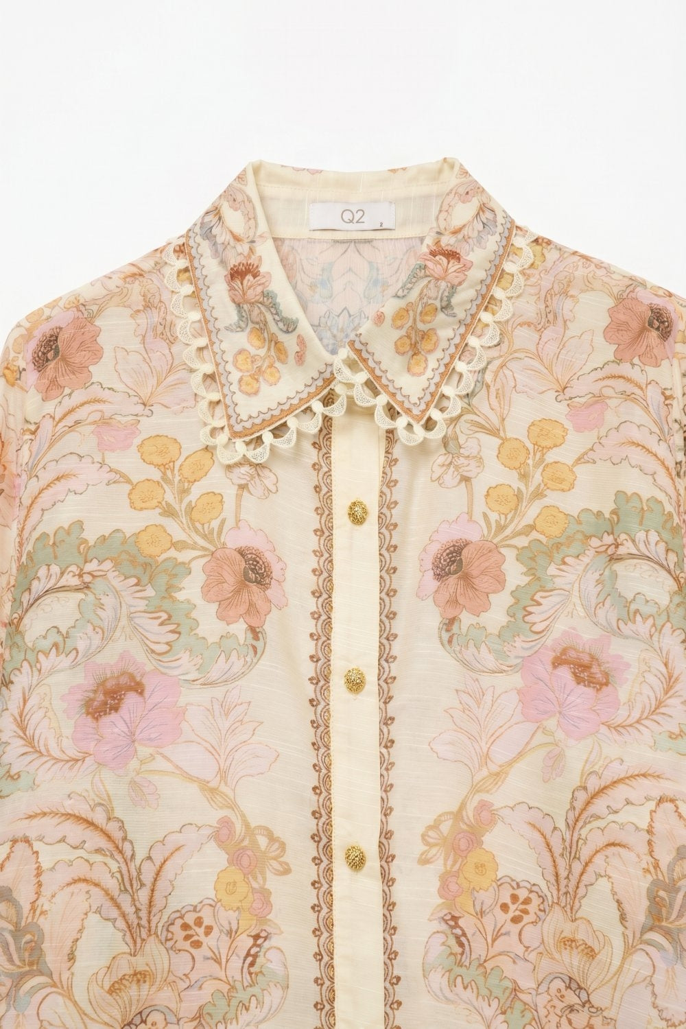 Camisa amarela manteiga com estampa floral e detalhe de renda