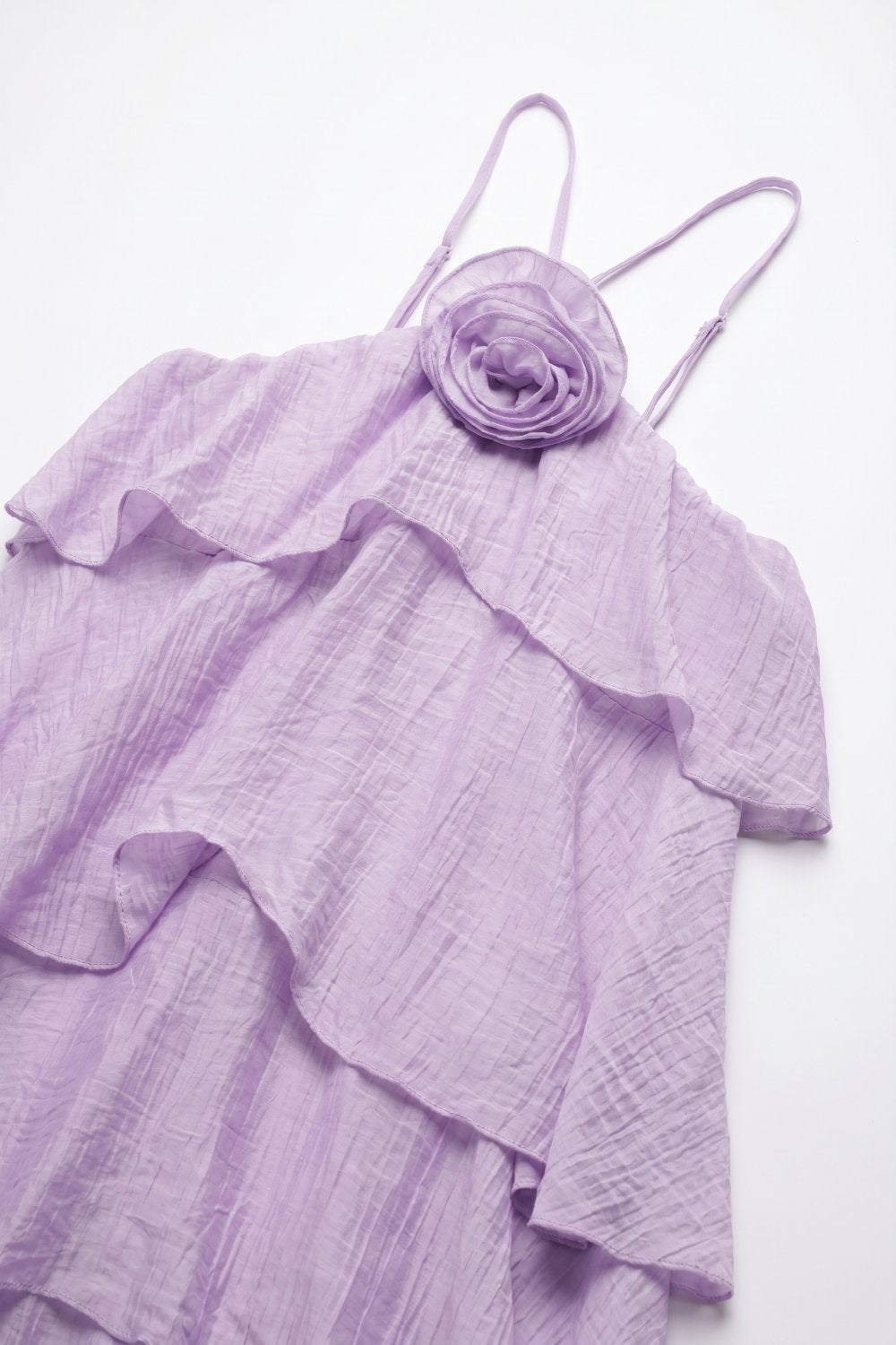 Vestido Longo com Detalhe de Rosa em Camadas Babados e Textura Amassada Lilás