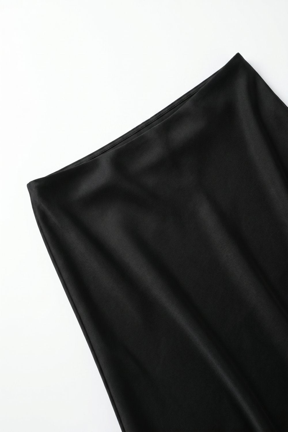 Saia Midi Assimétrica com Renda de Cetim Preto