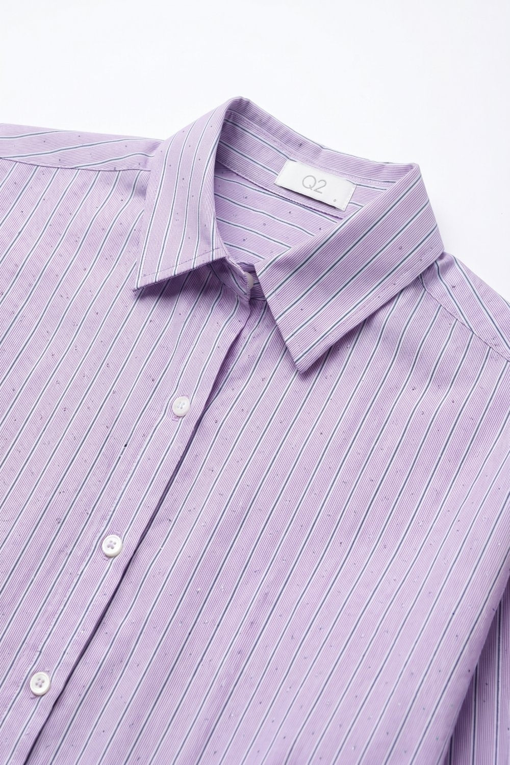 Camisa leve com listras lilás adornada com strass