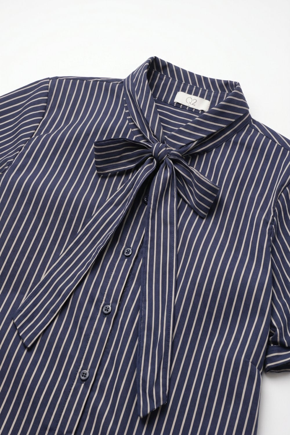 Camisa com Gravata Borboleta Listrada Marinho de Manga Curta em Popeline