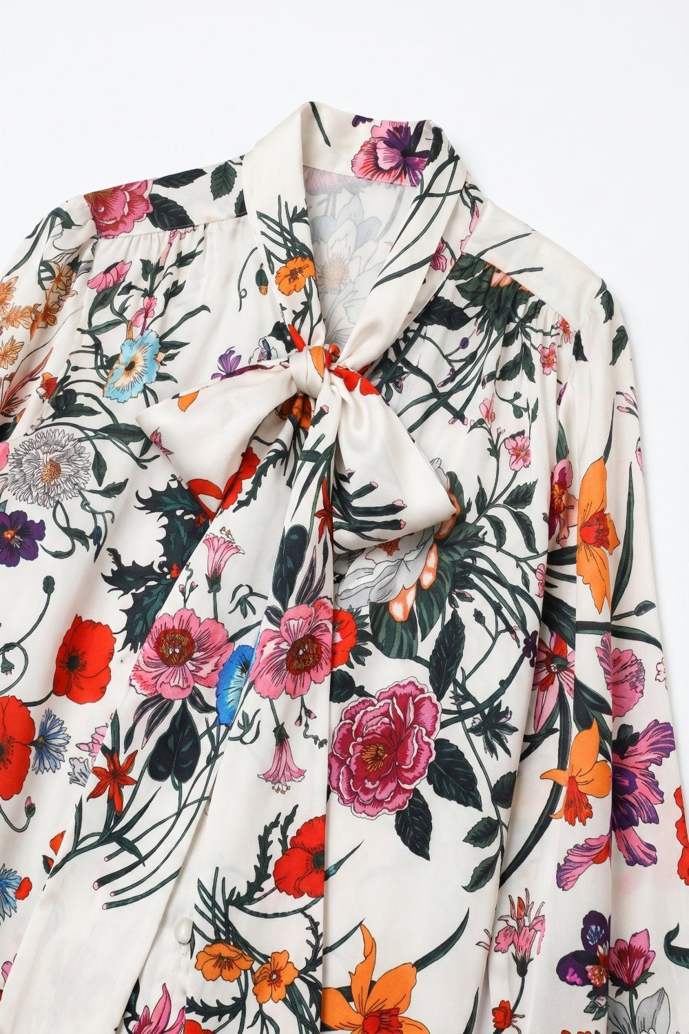 Blusa de Cetim com Estampa Floral Branca e Gola de Laço Manga Longa