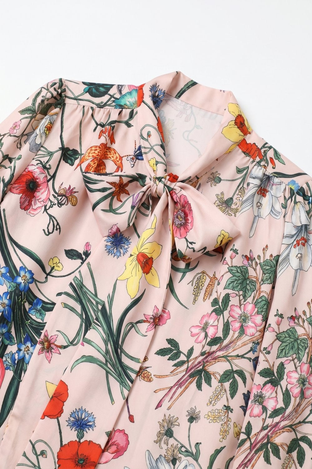 Blusa de Cetim Rosa Claro com Estampa Floral e Laço no Pescoço de Manga Longa