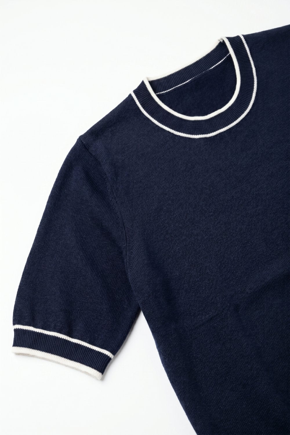 Camisola de manga curta azul-marinho com pormenor de linha branca