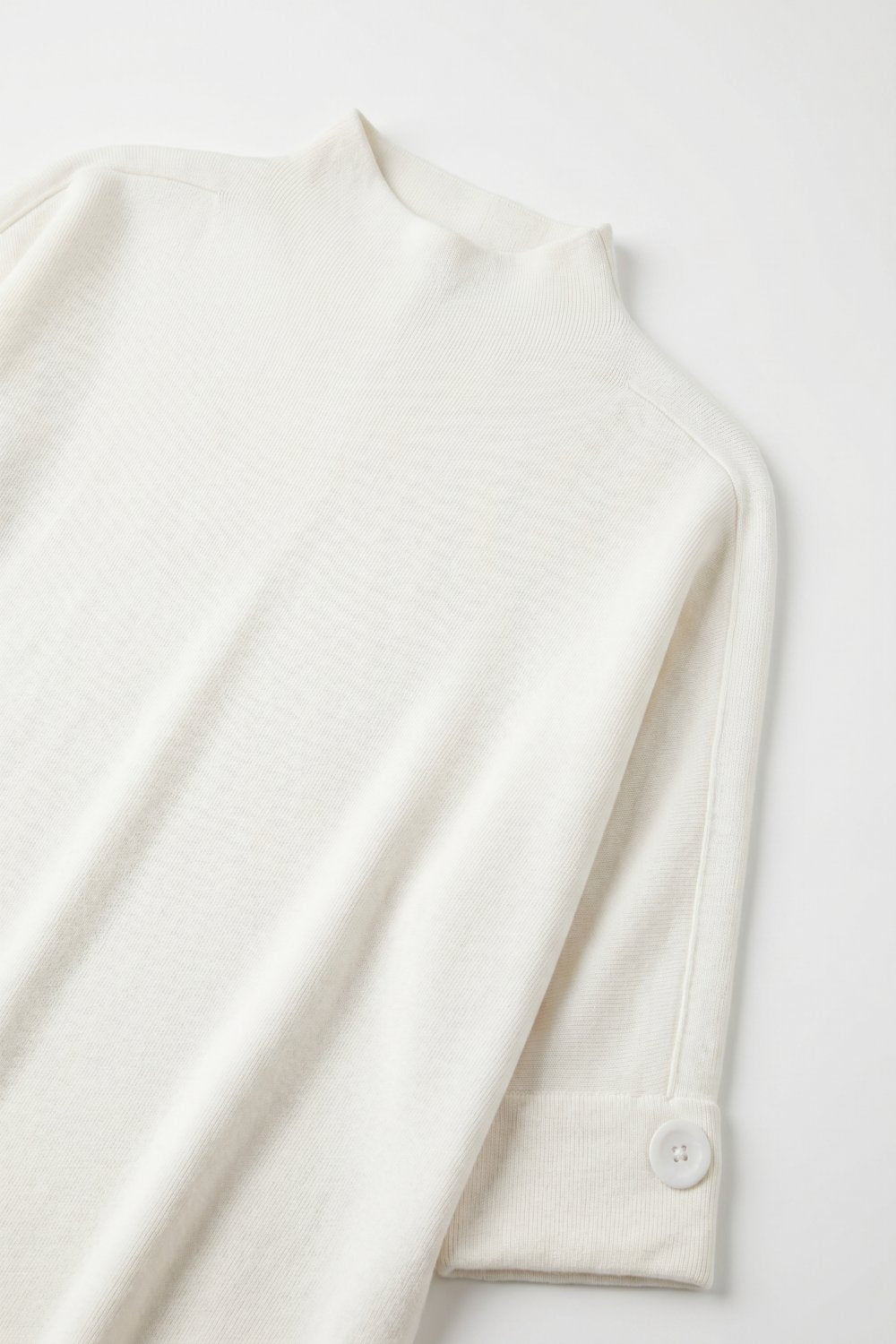 Camisola de malha branca com pormenores de botões