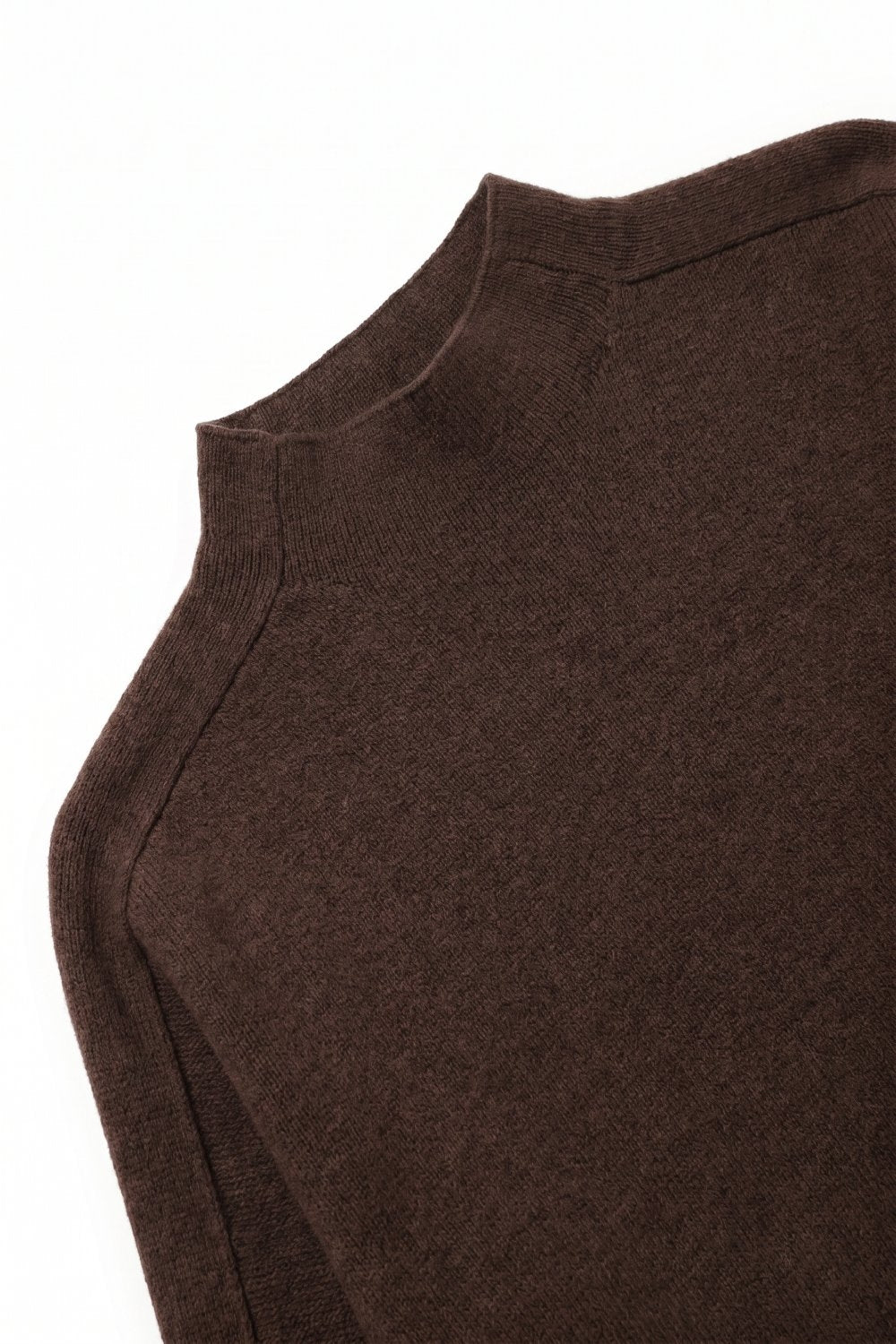 Camisola de malha castanha com pormenores de botões