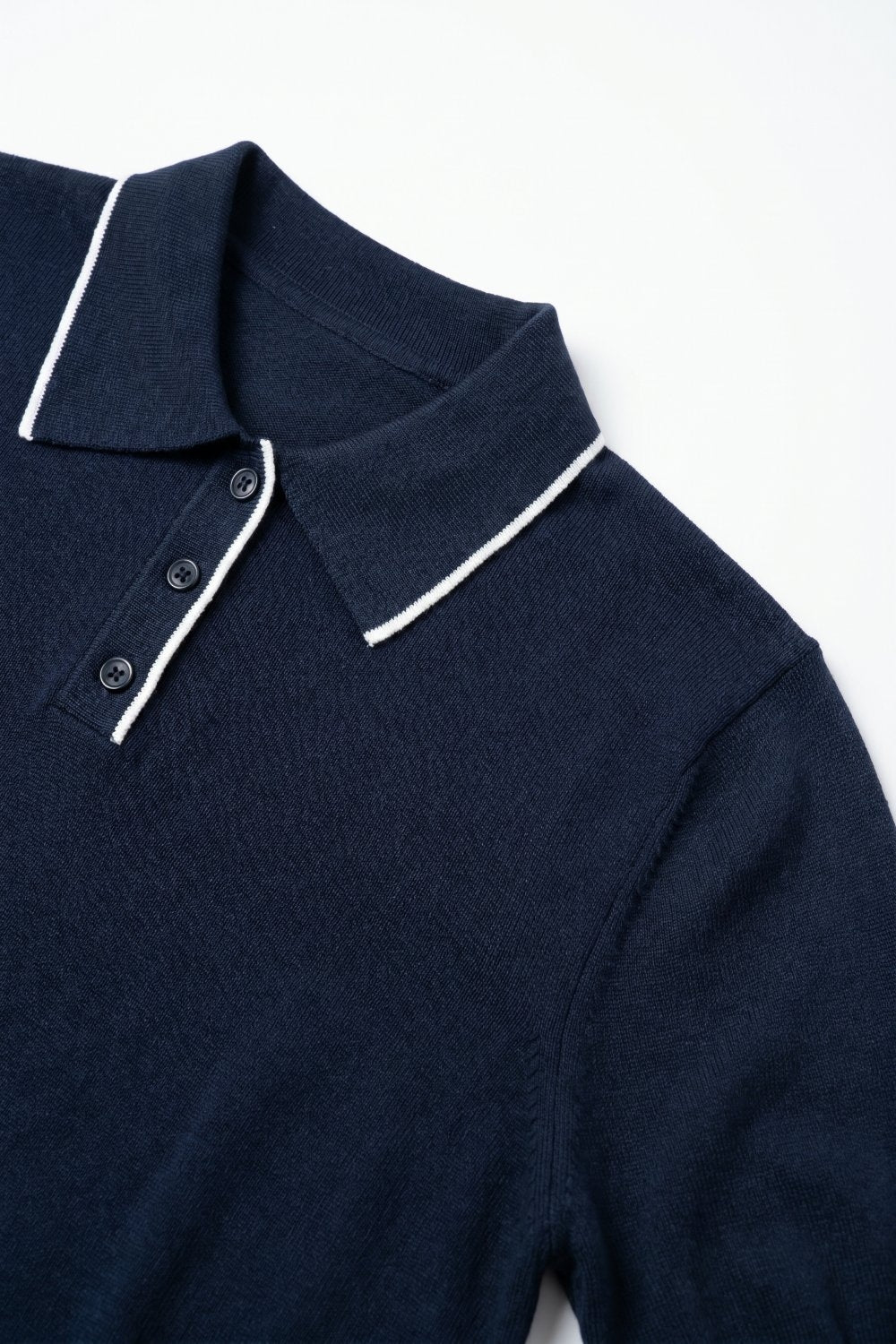Suéter de Malha Fina Azul Marinho com Gola Contrastante e Decote Polo com Botão