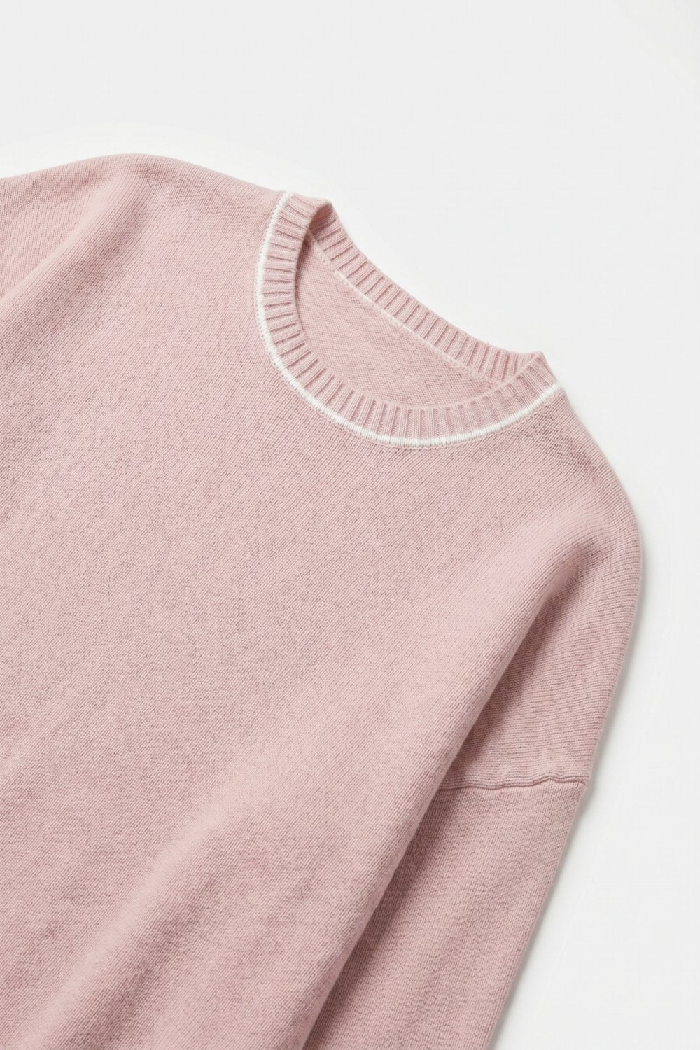 Suéter Top Rosa Chunky Tricô com Acabamento Branco Recortado de Ajuste Regular