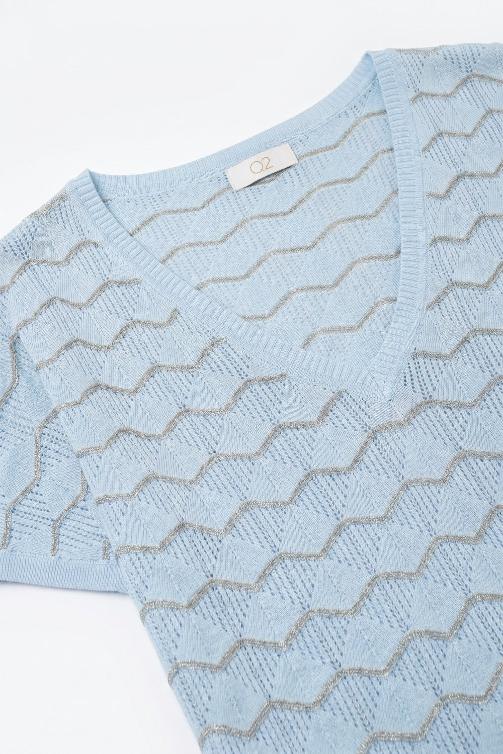 Top de Malha Fina Azul Claro com Padrão Chevron e Decote em V de Manga Curta
