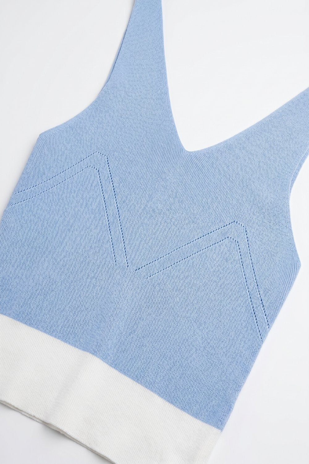 Top Cropped de Malha Canelada Azul Claro com Barra Contraste e Decote V