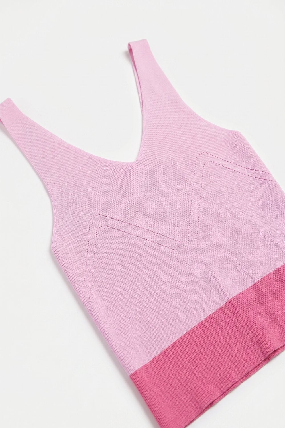 Top curto de malha canelada em rosa claro com bainha contrastante em V