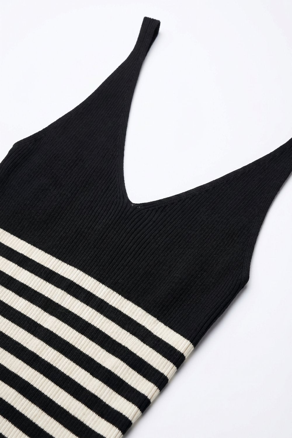 Top Cropped Ajustado de Malha Canelada com Decote V e Listras Pretas