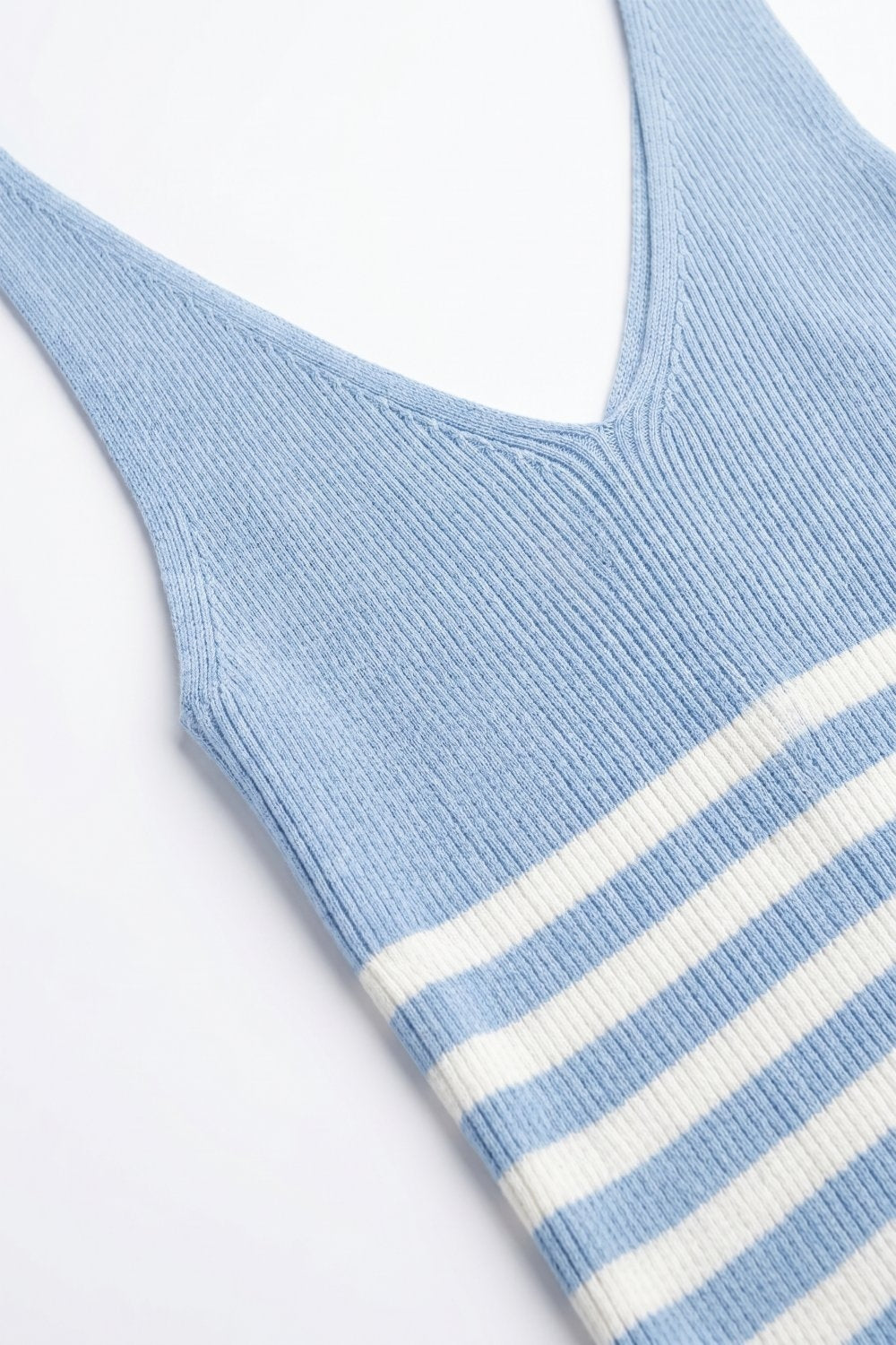 Top Cropped de Malha Canelada com Listras Brancas e Azuis Claras e Decote em V
