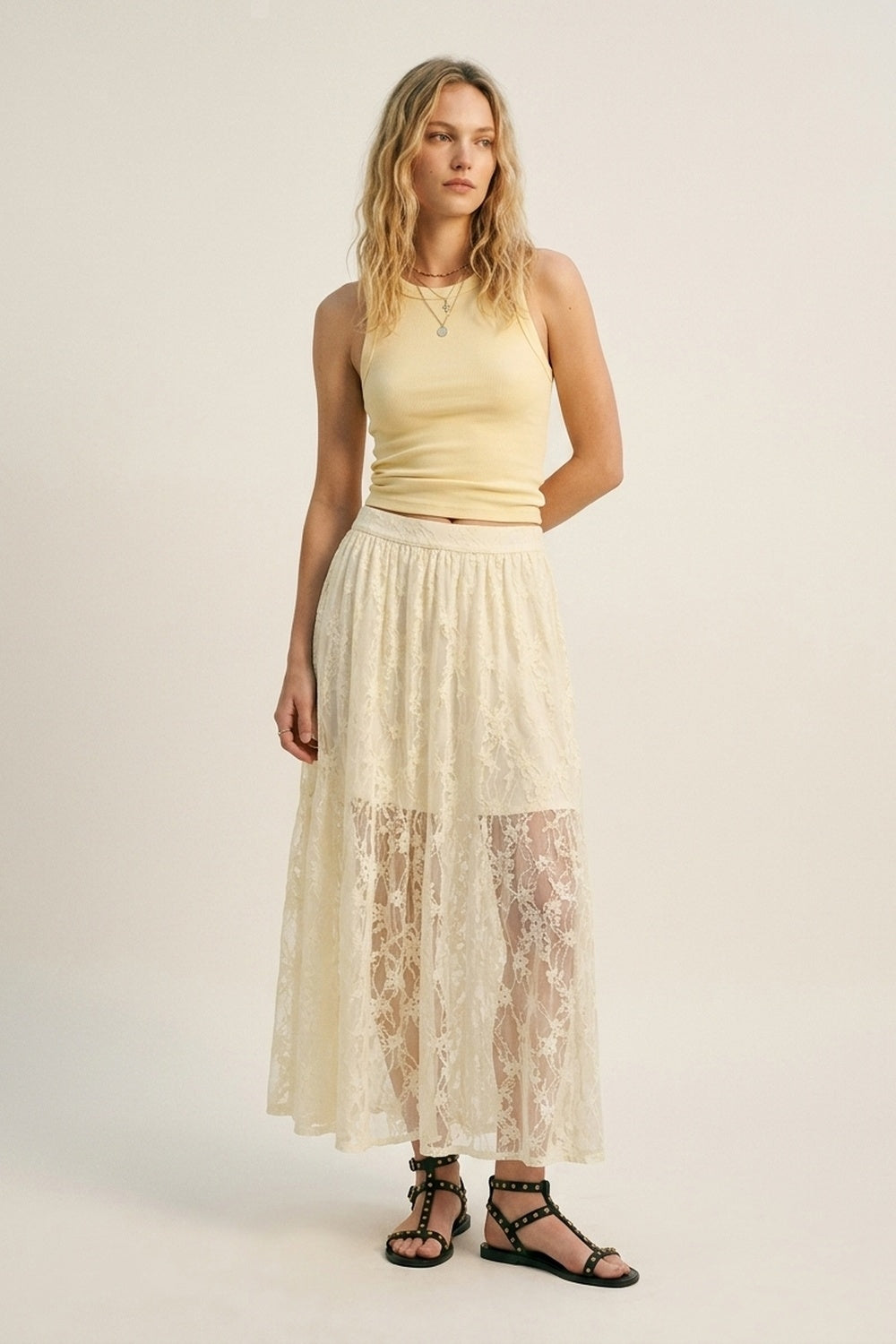 Saia longa de tecido rendado floral creme com cintura elástica