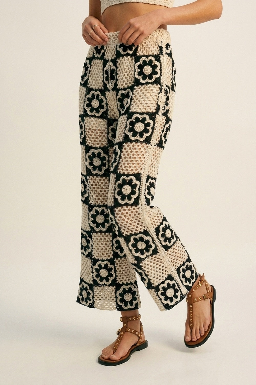 Calças de Pernas Largas em Patchwork de Crochê Preto e Creme com Motivo Floral
