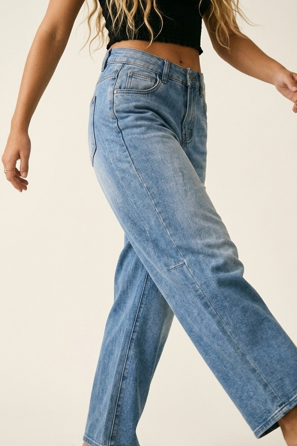Jeans Relaxados de Perna Larga em Denim Azul Claro com Costura Lateral