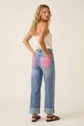 Jeans Denim Azul Claro com Bolsos Traseiros Rosa em Strass