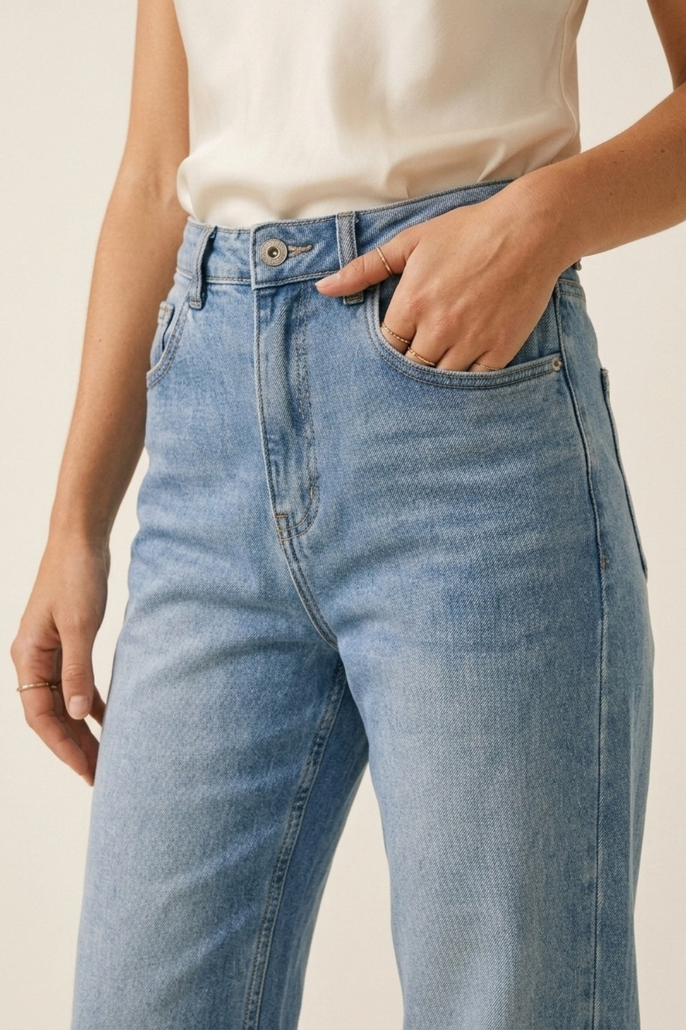Jeans Denim Azul Claro com Bolsos Traseiros Rosa em Strass