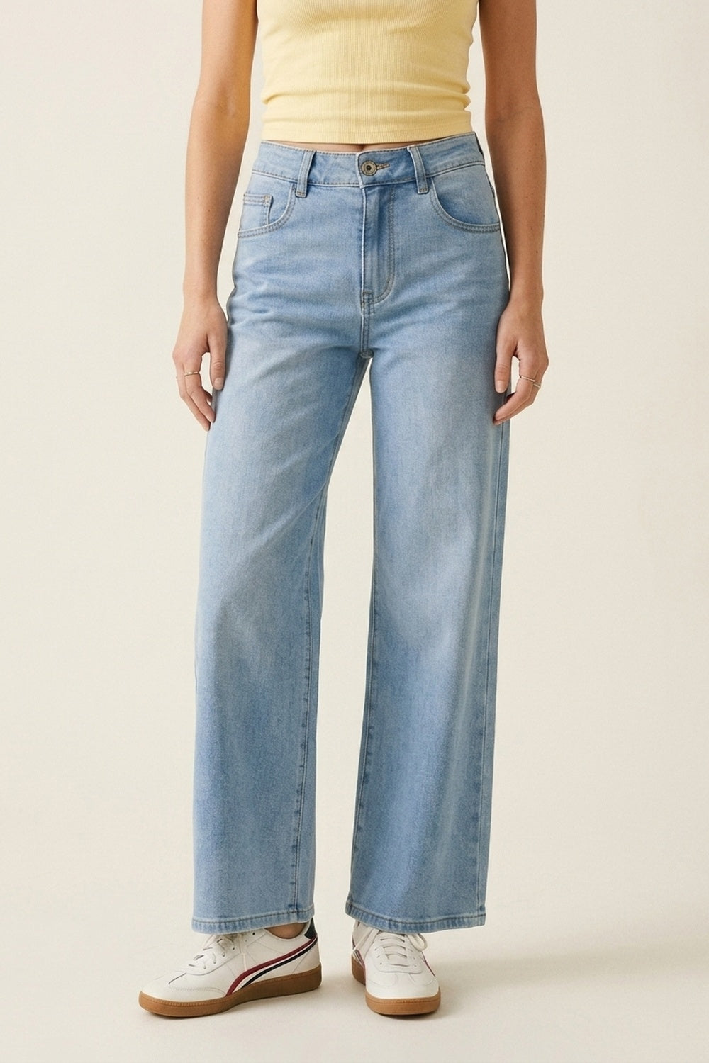 Jeans de Denim Azul Claro com Pernas Largas e Bolsos Traseiros em Strass Rosa