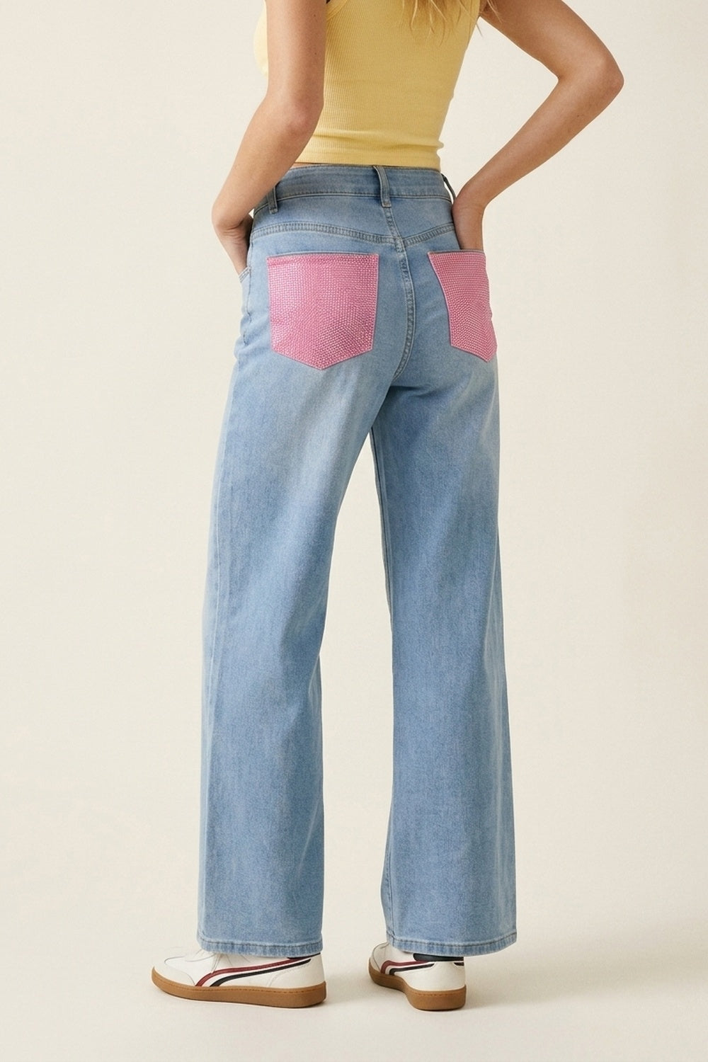 Jeans de Denim Azul Claro com Pernas Largas e Bolsos Traseiros em Strass Rosa