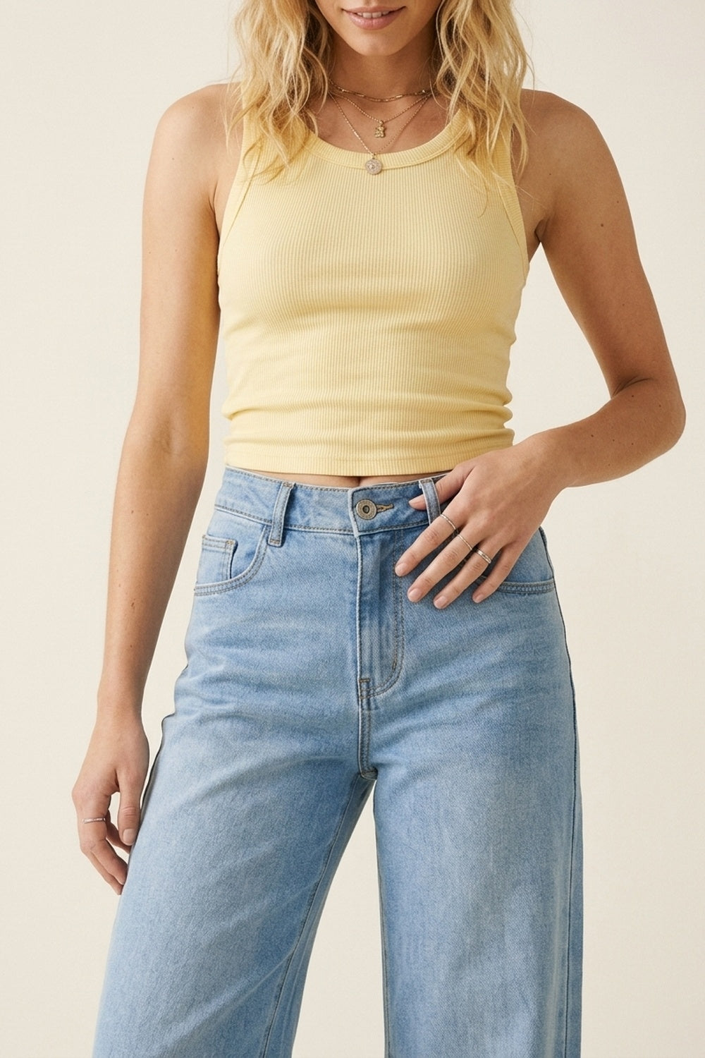 Jeans de Denim Azul Claro com Pernas Largas e Bolsos Traseiros em Strass Rosa