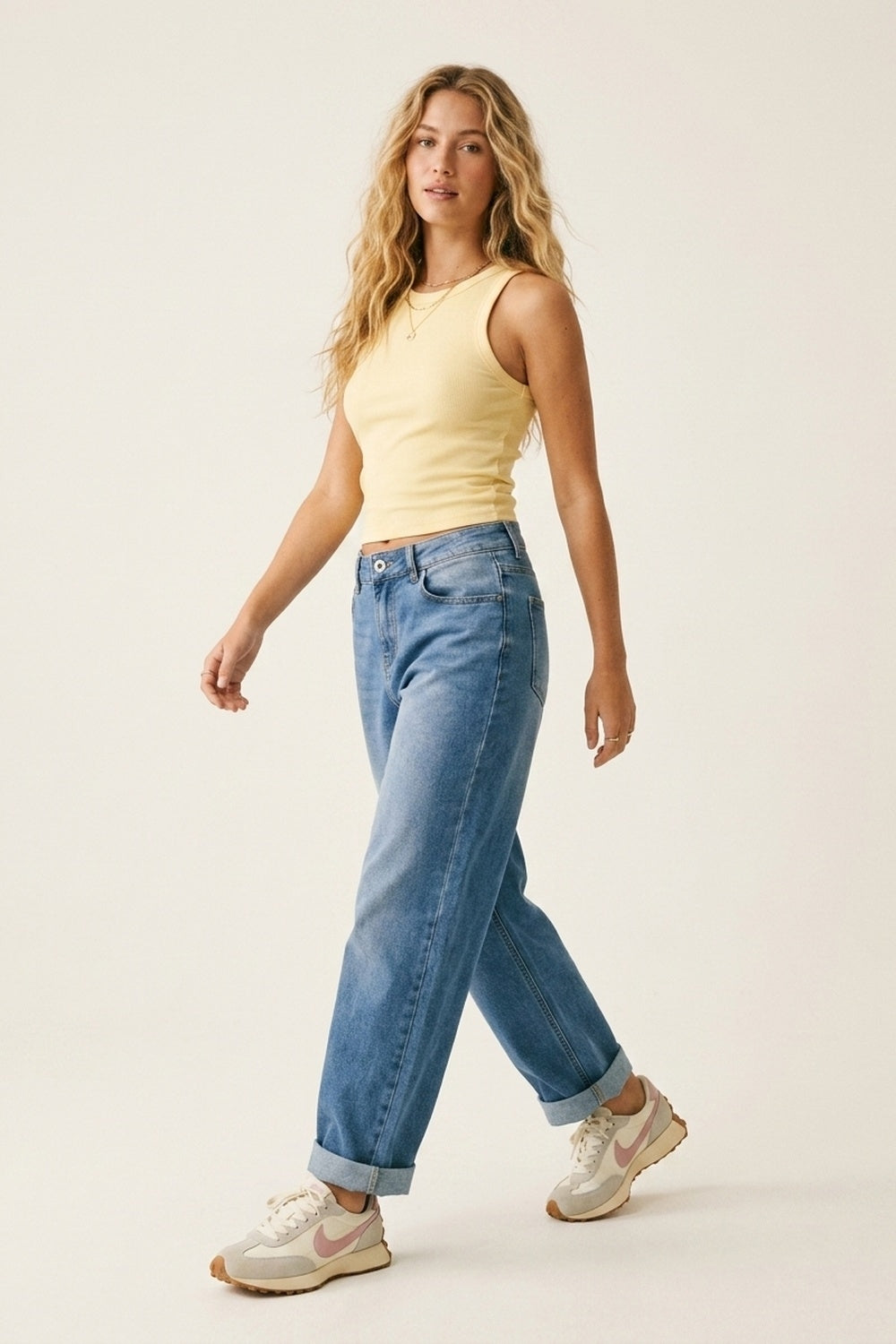 Jeans Azuis de Caimento Solto com Lavagem Clara e Costura Lateral